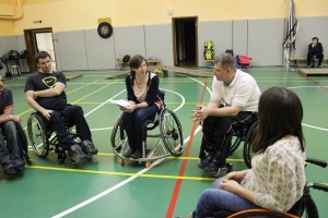 Как управлять инвалидной коляской активного типа?